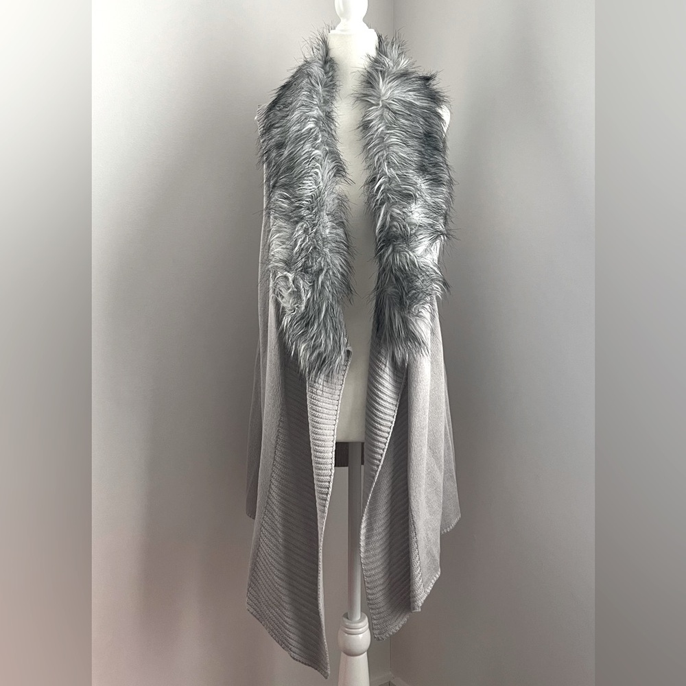 NWT Signature Studio Women's Grey Vest with Removable Faux Fur Collar Sz M